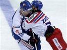 eský hokejista Martin Zaovi pi stetu s Joonasem Nättinenem z týmu Finska.