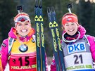 Veronika Vítková (vpravo) a Gabriela Soukalová mly po dobhu sprintu v...