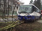 Ve Slavtínské ulici v Klánovicích dostal idi autobusu infarkt a narazil s...