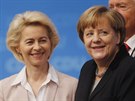 Nmecké kancléka Angela Merkelová s nmeckou ministryní obrany Ursulou von der...