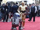 Roboti R2-D2 a C-3PO na erveném koberci svtové premiéry flmu Star Wars: Síla...