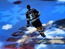 Zdeno Chára z Bostonu se chystá na utkání NHL.