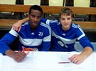 Brnntí basketbalisté Andell Cumberbatch (vlevo) a Jan Kozina podepisují...