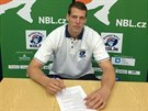 Kolínský basketbalista Ladislav Horák se podepisuje pod etický kodex v NBL.