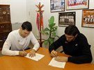 Nymburtí basketbalisté Petr Benda (vlevo) a Jií Welsch se podepisují pod...
