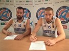 Prostjovtí basketbalisté Martin Novák (vlevo) a Brett Roseboro podepisují...