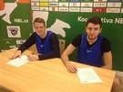 Luká Fetr (vlevo) a Petr afarík z USK Praha podepisují etický kodex hráe...