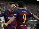 Lionel Messi (vlevo) slaví trefu do sít La Coruni, s blahopáním pispchal...