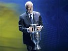 panlský kou Vicente del Bosque s trofejí pro vítzný tým Eura 2016