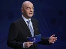 Generální sekretá UEFA Gianni Infantino vysvtluje prbh losu pro Euro 2016.