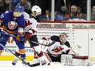 Gólman New Jersey Cory Schneider inkasuje v duelu na led NY Islanders.