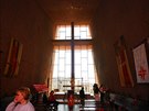 Pi západu slunce na kapli dopadají slunení paprsky, které prostor celé kaple...