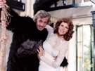 Jean-Paul Belmondo a Raquel Welchová ve filmu Zvíe (1977)