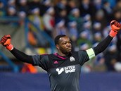 Brank Steve Mandanda z Marseille oslavuje prvn branku, kterou na hiti...