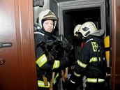 Hasiči zasahují při požáru bytu v ulici Nad Závěrkou.