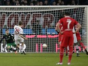 Thomas Mller z Bayernu Mnichov skruje z penalty do st Hannoveru.