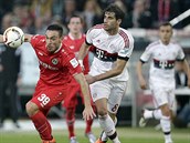 Mevlt Erdinc z Hannoveru (vlevo) a Javi Martnez z Bayernu Mnichov v...