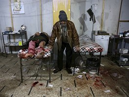 Zranní v syrské polní nemocnici v Dum. (17. prosince 2015)