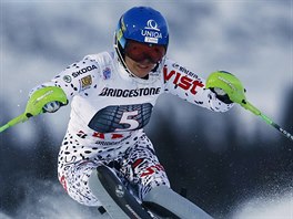 Slovensk lyaka Veronika Zuzulov na trati slalomu v Aare.