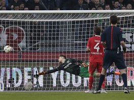 Glman Hannoveru Ron-Robert Zieler v akci bhem duelu s Bayernem Mnichov