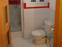 Koupelna se sprchovým koutem je spojená s toaletou. 