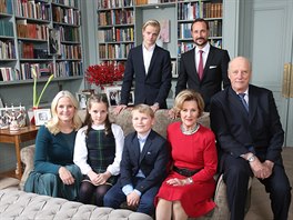Norská královská rodina: král Harald V. a královna Sonja, korunní princ Haakon...