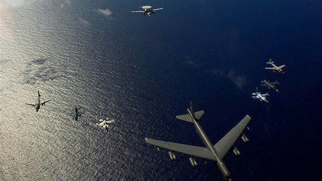 Strategick bombardr B-52 v doprovodu sthacch letoun F-16. (19. prosince 2015)