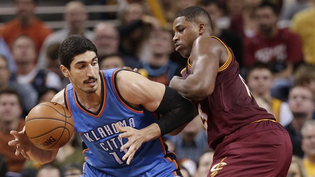 Enes Kanter (vlevo) z tmu Oklahoma City zkou projt pes Tristana Thompsona z Clevelandu.