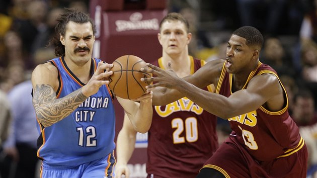 Steven Adams (vlevo) z Oklahoma City zkou udret m ped nenechavcem Tristanem Thompsonem z Clevelandu.