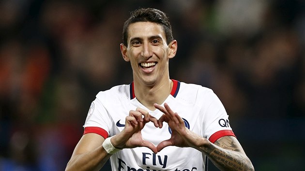 DVA KOUSKY. A s otevenm srdcem k tomu. Angel Di Mara z Paris St. Germain slav jeden ze svch gl proti Caen.