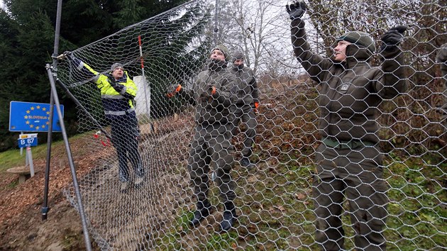 Rakout vojci stav plot na hranicch se Slovinskem, aby oslabili proud pichzejcch migrat (8. prosince 2015).