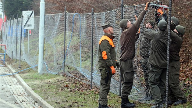 Rakout vojci stav plot na hranicch se Slovinskem, aby oslabili proud pichzejcch migrat (8. prosince 2015).