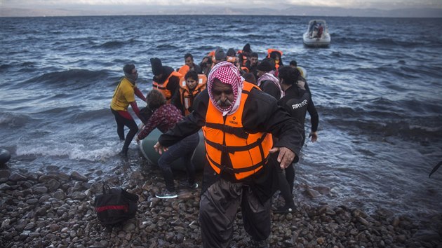 Příliv běženců do Řecka nepolevuje (18. prosince 2015)