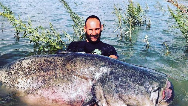 Italský rybář Yuri El Diablo Grisendi se svým úlovkem