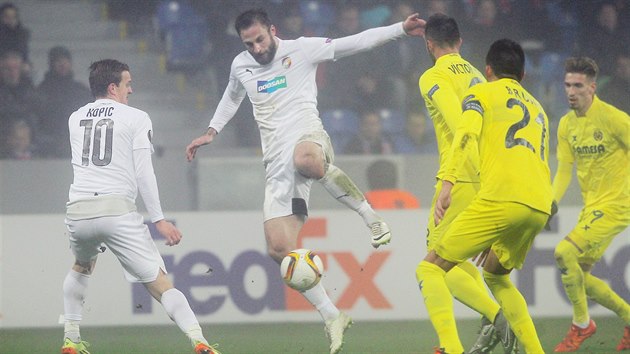 Plzesk dvojice Jan Holenda - Jan Kopic v utkn Evropsk ligy proti Villarealu. Ve lutch dresech stoj zdy Victor Ruiz a Bruno (slo 21).