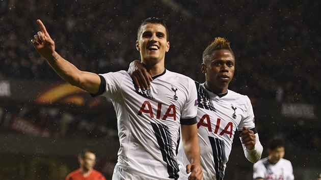 Erik Lamela (vlevo) dal Monacu hattrick. Na snmku slav tet gl se spoluhrem z Tottenhamu Clintonem NJiem.