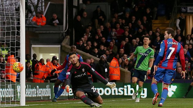 Branká Southamptonu Paulo Gazzaniga (vlevo) na stelu záloníka Yohana...