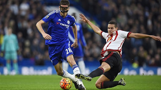 Stedn zlonk Chelsea Nemanja Mati (vlevo), kter nastoupil s ochrannou maskou na oblieji, unik skluzujcmu Jacku Rodwellovi ze Sunderlandu.