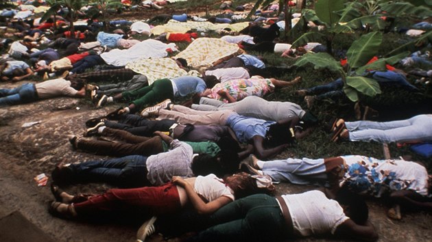V Jonestownu sp�chalo hromadnou sebevra�du 918 lid�.