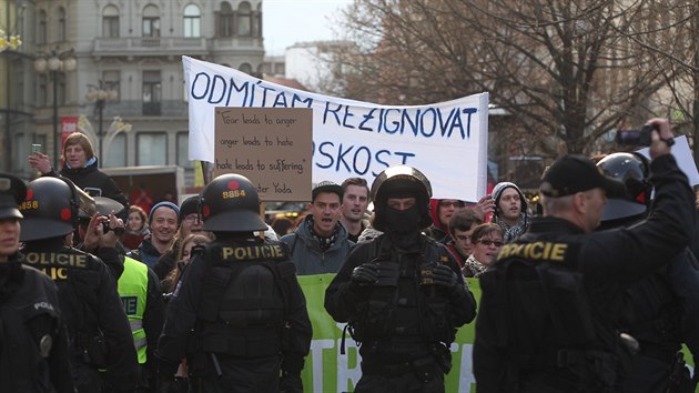 Proti nkterm aktivistm musela zasahovat policie. Posadili se do cesty a nechtli nechat prvod veden radikly projt. (12. prosince 2015)