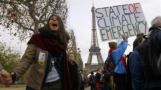 Protestujc v centru Pae odmtli posledn kompromisn nvrh vznikajc klimatick dohody jako pli slab a nedostaten (12. prosince 2015