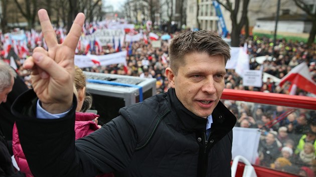 Jeden z opozinch ldr Ryszard Petru bhem sobotn protest ve Varav (12. prosince 2015)