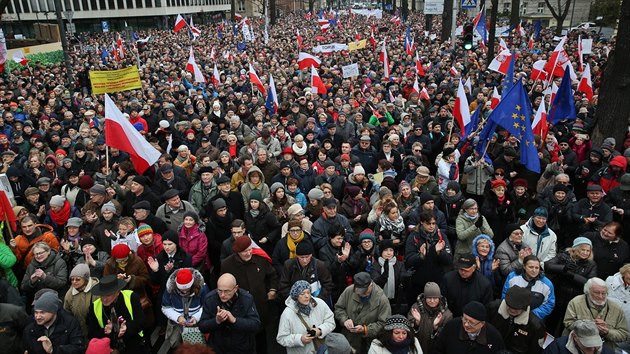 Na padest tisc lid demonstrovalo ve Varav proti nov konzervativn vld a jej snaze ovldnout stavn soud (12. prosince 2015)