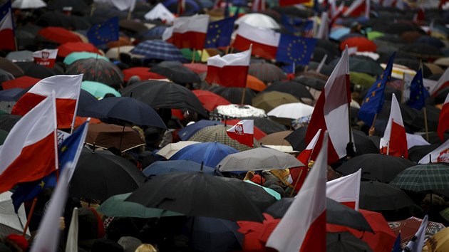 Protestů ve Varšavě se zúčastnilo až padesát tisíc lidí (12. prosince 2015)