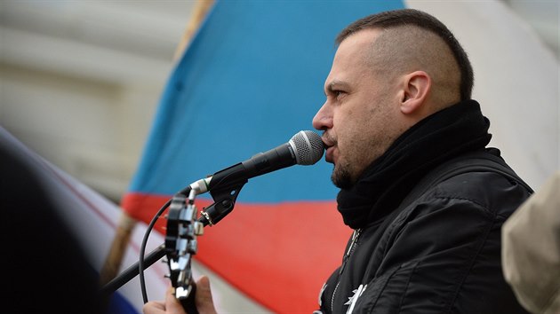 Na demonstraci vystoupil i zpvk s neonacistickou minulost Tom Ortel (12. prosince 2015)