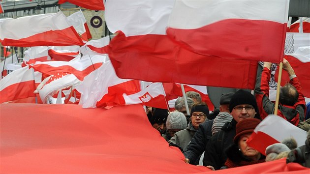 Nedělního pochodu na podporu polské konzervativní vládní strany Právo a spravedlnost se ve Varšavě zúčastnilo podle odhadů policie až 45 000 lidí (13. prosince 2015)