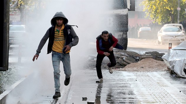 Proti operaci vldnch sil ve mst Diyarbakir protestovalo nkolik tisc lid (18. prosince 2015)