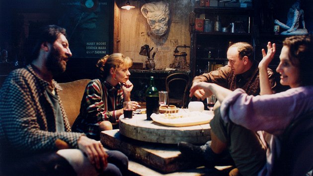 Záběr z filmu Pupendo, který v roce 2003 natočil režisér Jan Hřebejk