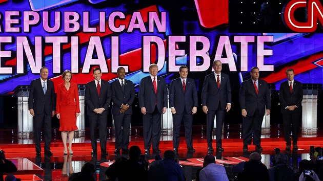 Republiknt kandidti na ptho prezidenta Spojench stt na debat v Las Vegas. Zleva guvernr Ohia John Kasich, bval editelka HP Carly Fiorina, sentor Marco Rubio, lka Ben Carson, podnikatel Donald Trump, sentor Ted Cruz, bval guvernr Jeb Bush, guvernr New Jersey Chris Christie a sentor Rand Paul (15. prosince 2015).