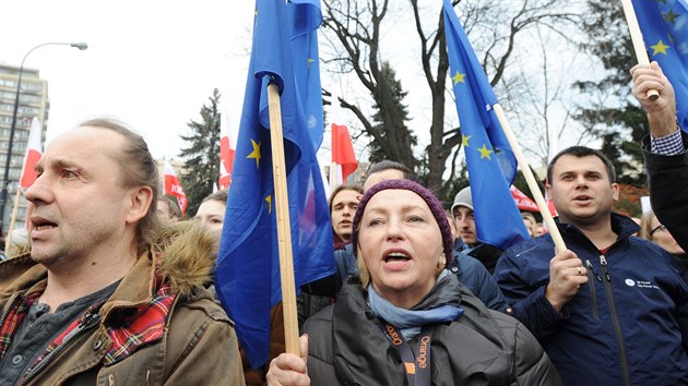 Účastníci protivládní demonstrace ve Varšavě (19. prosince 2015).